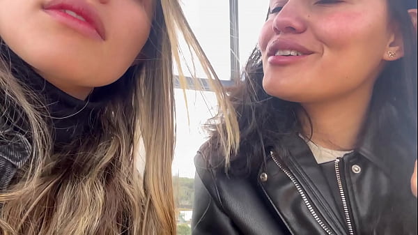 Lesbianas putonas tocándose en público en parque de Colombia