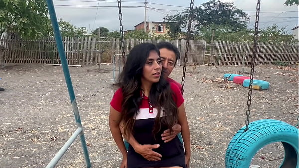Sexo en parque público un viejo y dos mujeres jovencitas tetonas y culonas – TRÍO CASERO REAL AMATEUR